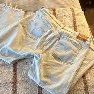 Light wash Levi’s wedgie straight denim